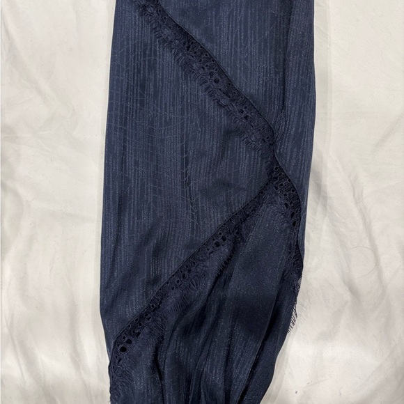 Dynamite Deep V Navy Blouse - Picture 3 of 9